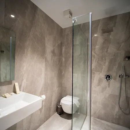 Light Szálloda Yzberishti