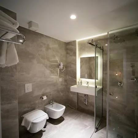 Light Szálloda Yzberishti