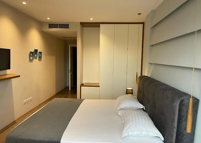 酒店 Light Yzberishti